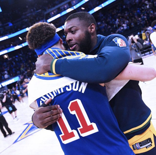 为什么内野手在接杀后习惯性地轻拍手套以确认球已稳稳进入球窝