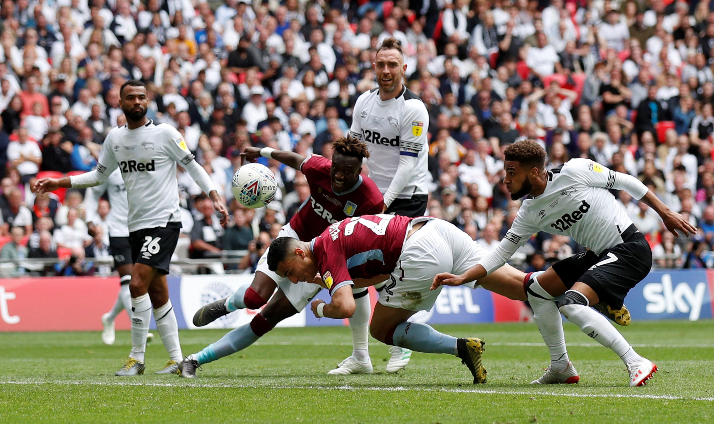 湖人明日10点半背靠背战马刺，公布球衣计划